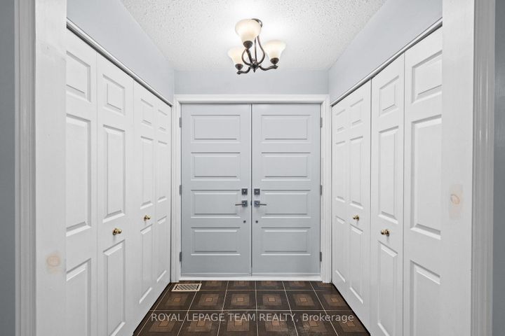 Photo 3 at 28 Parmalea Crescent, Nepean (Pineglen/Country Place), Ottawa