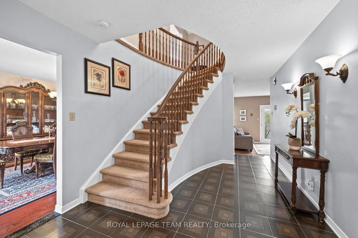 Photo 4 at 28 Parmalea Crescent, Nepean (Pineglen/Country Place), Ottawa