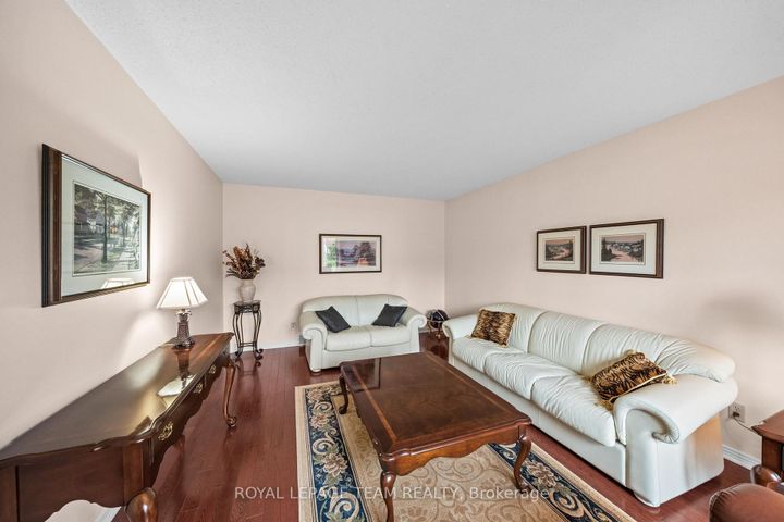 Photo 5 at 28 Parmalea Crescent, Nepean (Pineglen/Country Place), Ottawa