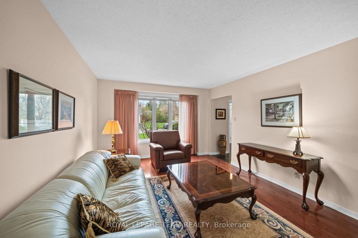 Photo 6 at 28 Parmalea Crescent, Nepean (Pineglen/Country Place), Ottawa