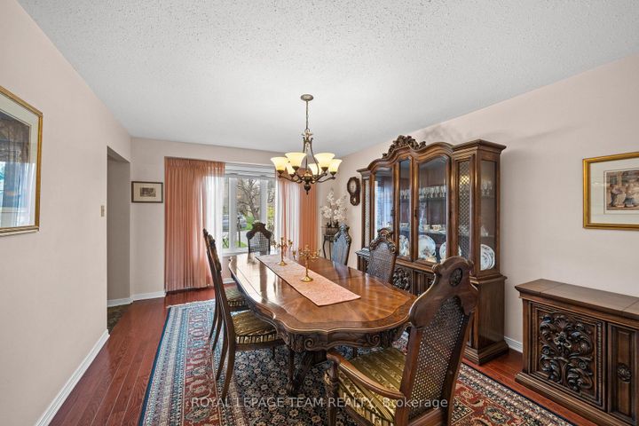 Photo 7 at 28 Parmalea Crescent, Nepean (Pineglen/Country Place), Ottawa