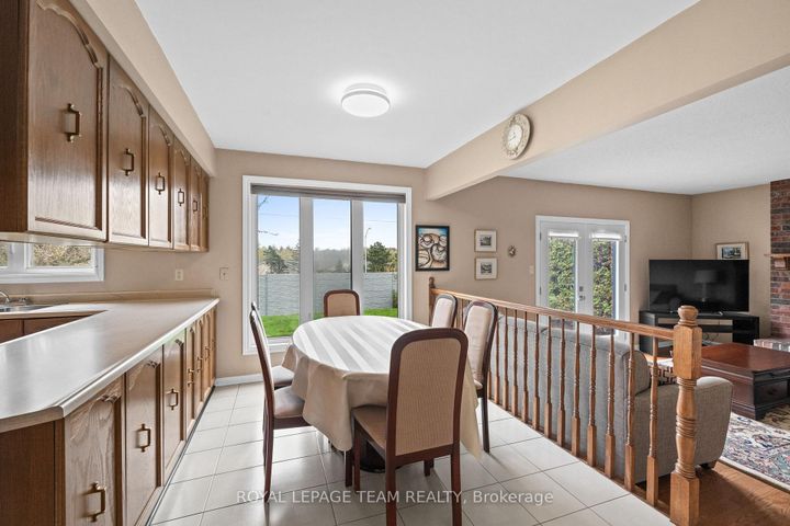 Photo 9 at 28 Parmalea Crescent, Nepean (Pineglen/Country Place), Ottawa