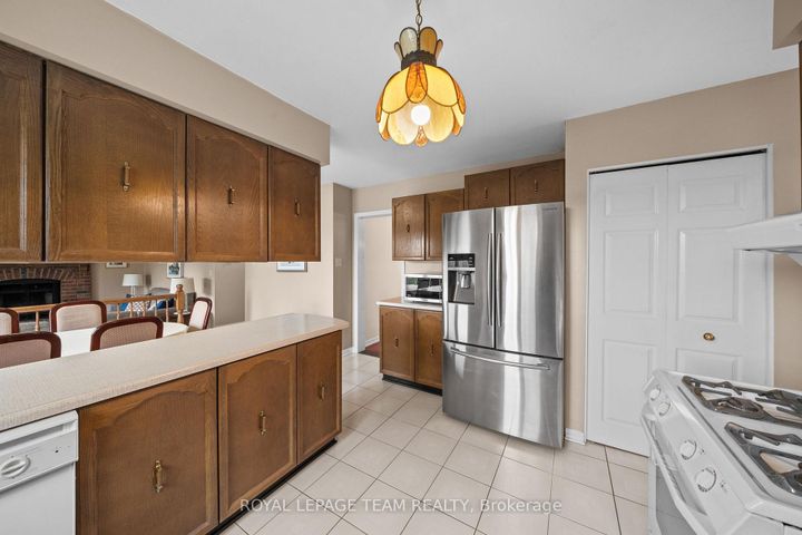 Photo 10 at 28 Parmalea Crescent, Nepean (Pineglen/Country Place), Ottawa