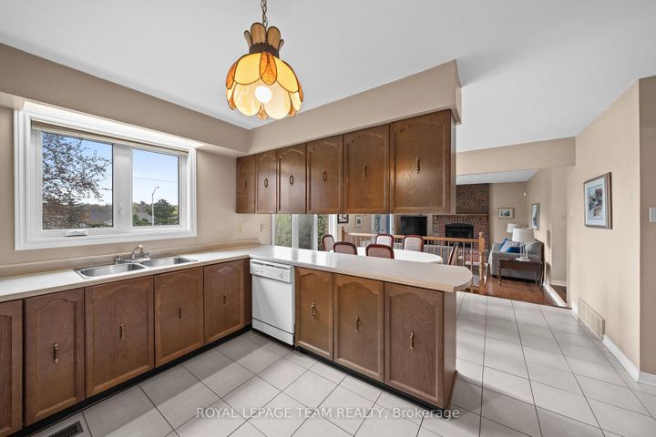 Photo 11 at 28 Parmalea Crescent, Nepean (Pineglen/Country Place), Ottawa