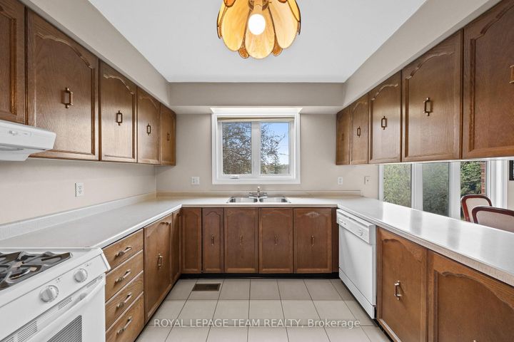 Photo 12 at 28 Parmalea Crescent, Nepean (Pineglen/Country Place), Ottawa