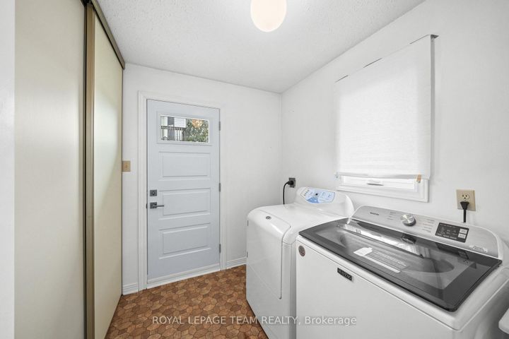 Photo 13 at 28 Parmalea Crescent, Nepean (Pineglen/Country Place), Ottawa