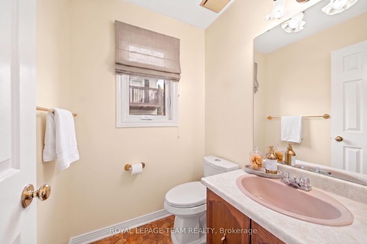 Photo 14 at 28 Parmalea Crescent, Nepean (Pineglen/Country Place), Ottawa