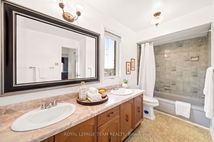 Photo 21 at 28 Parmalea Crescent, Nepean (Pineglen/Country Place), Ottawa