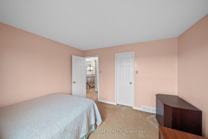 Photo 24 at 28 Parmalea Crescent, Nepean (Pineglen/Country Place), Ottawa