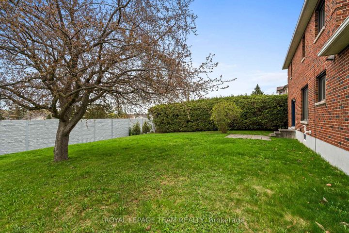 Photo 33 at 28 Parmalea Crescent, Nepean (Pineglen/Country Place), Ottawa