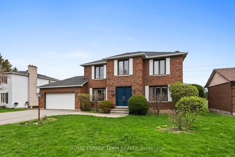 Photo 2 at 28 Parmalea Crescent, Nepean (Pineglen/Country Place), Ottawa