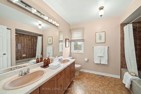 Photo 27 at 28 Parmalea Crescent, Nepean (Pineglen/Country Place), Ottawa