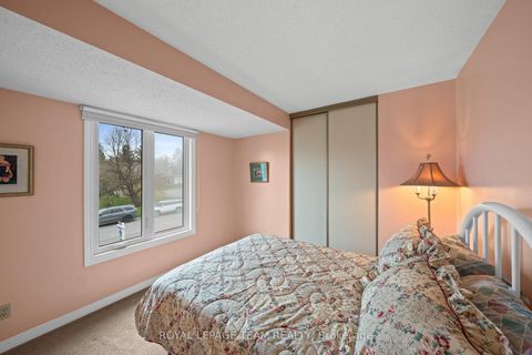 Photo 28 at 28 Parmalea Crescent, Nepean (Pineglen/Country Place), Ottawa