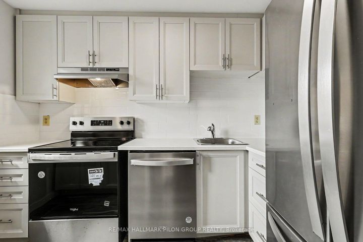 Photo 7 at B - 110 Valley Stream Drive, Nepean (Leslie Park), Ottawa