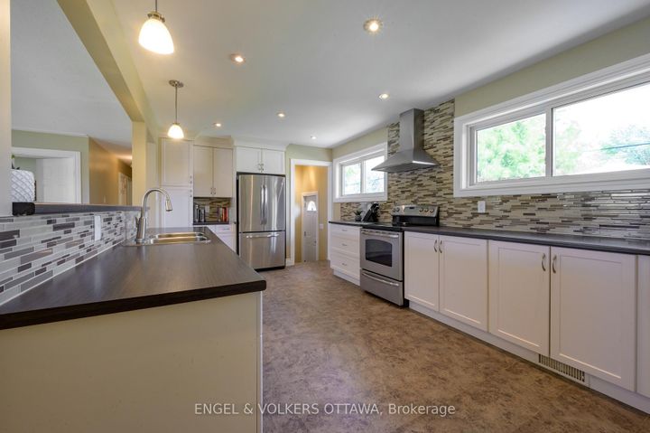 Photo 8 at 20 Majestic Drive, Nepean (Manordale), Ottawa