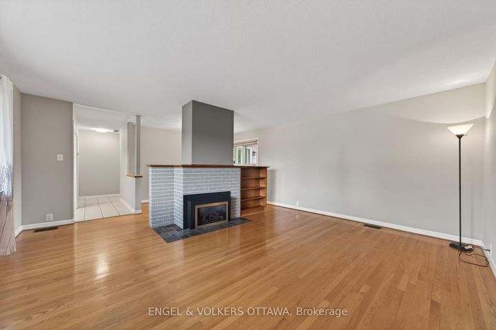 Photo 3 at 62 Wigan Drive, Nepean (Borden Farm/Stewart Farm/Carleton Heights/Parkwood Hills), Ottawa