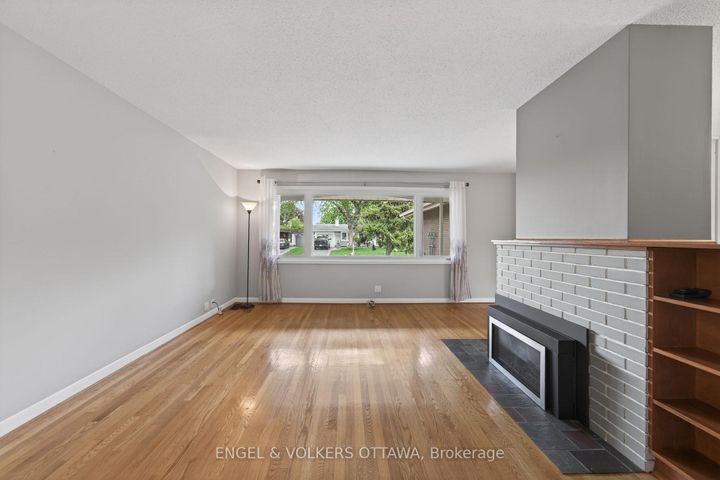 Photo 5 at 62 Wigan Drive, Nepean (Borden Farm/Stewart Farm/Carleton Heights/Parkwood Hills), Ottawa