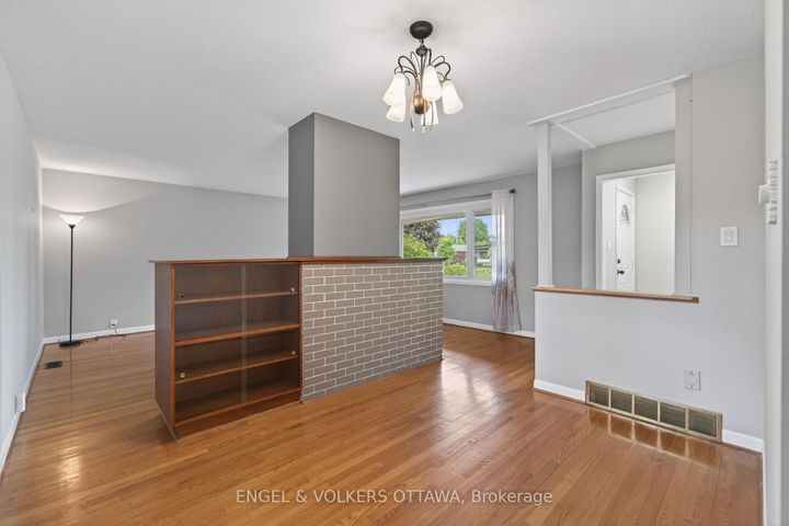 Photo 6 at 62 Wigan Drive, Nepean (Borden Farm/Stewart Farm/Carleton Heights/Parkwood Hills), Ottawa
