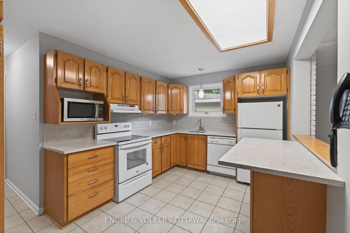 Photo 9 at 62 Wigan Drive, Nepean (Borden Farm/Stewart Farm/Carleton Heights/Parkwood Hills), Ottawa