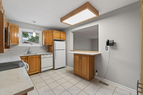 Photo 10 at 62 Wigan Drive, Nepean (Borden Farm/Stewart Farm/Carleton Heights/Parkwood Hills), Ottawa