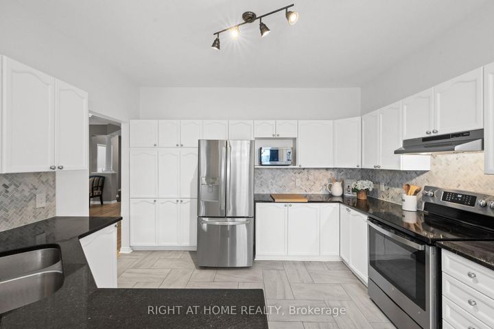 Photo 13 at 517 STONECHURCH Way, Nepean (Cedargrove/Fraserdale), Ottawa