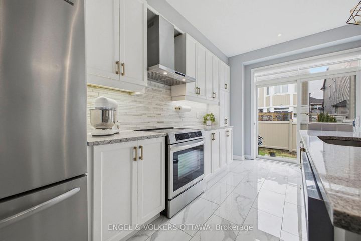 Photo 4 at 139 Switch Grass Crescent, Nepean (Half Moon Bay), Ottawa