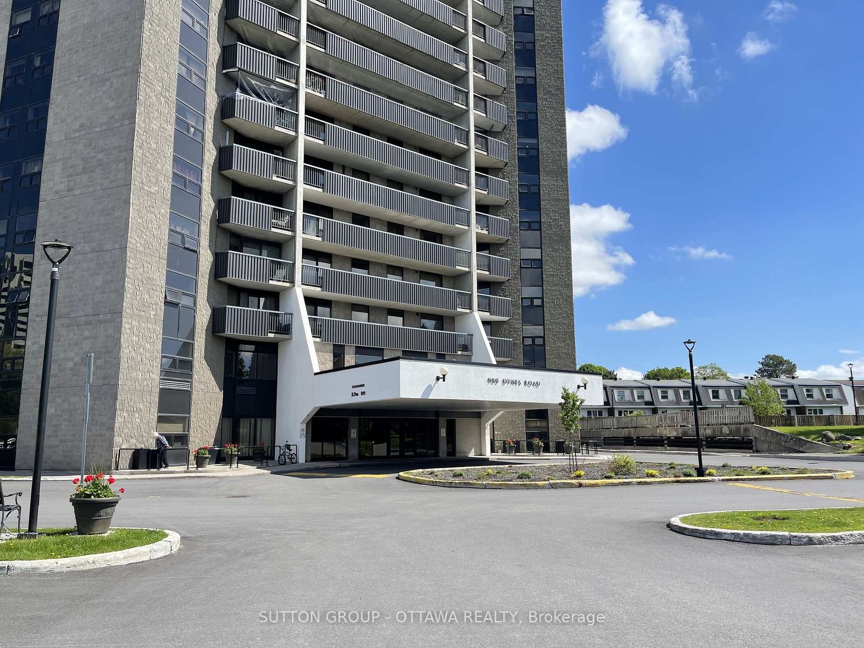 704 - 900 Dynes Road, Nepean (Carleton Square), Ottawa 