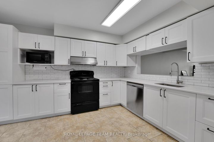 Photo 4 at 20 - 282 Dalehurst Drive, Nepean (Tanglewood), Ottawa