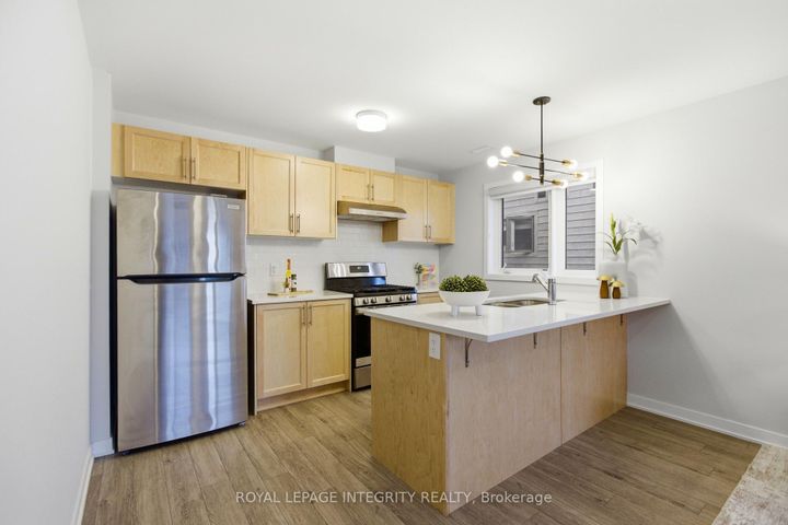 Photo 7 at 302 Parnian Private, Nepean (Half Moon Bay), Ottawa