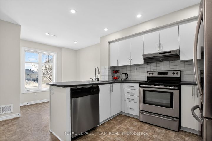 Photo 5 at 627B Chapman Mills Drive, Nepean (Strandherd), Ottawa