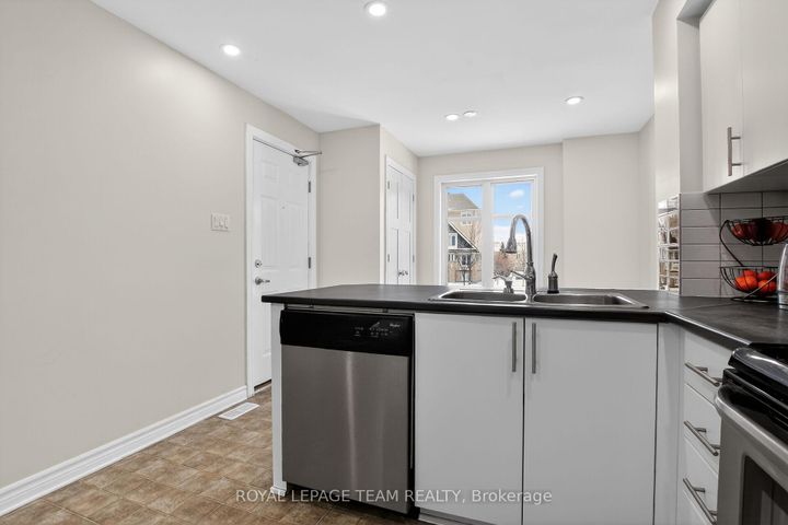 Photo 7 at 627B Chapman Mills Drive, Nepean (Strandherd), Ottawa