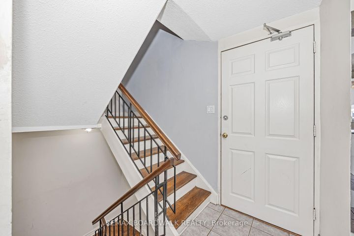 Photo 2 at 67 - 392 Garden Glen Private, Nepean (Meadowlands/Crestview), Ottawa