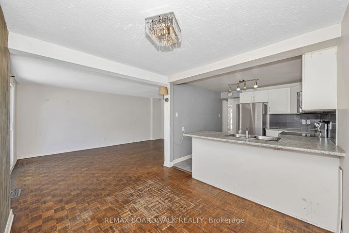 Photo 7 at 67 - 392 Garden Glen Private, Nepean (Meadowlands/Crestview), Ottawa