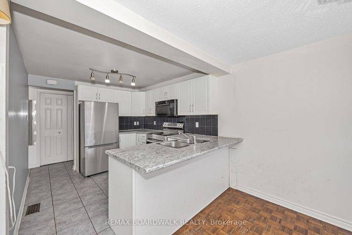Photo 8 at 67 - 392 Garden Glen Private, Nepean (Meadowlands/Crestview), Ottawa