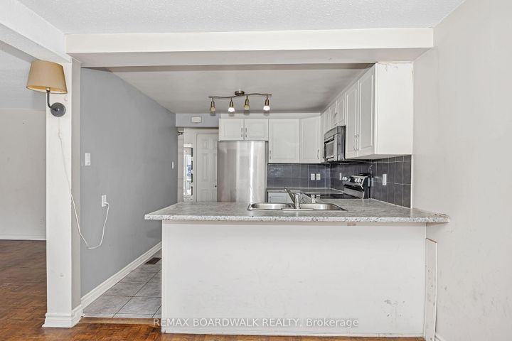 Photo 9 at 67 - 392 Garden Glen Private, Nepean (Meadowlands/Crestview), Ottawa