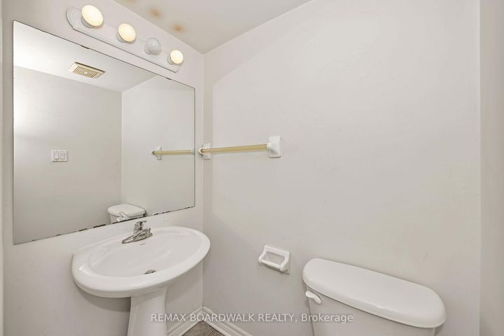 Photo 13 at 67 - 392 Garden Glen Private, Nepean (Meadowlands/Crestview), Ottawa