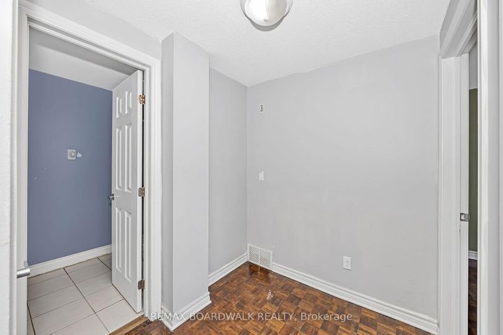 Photo 15 at 67 - 392 Garden Glen Private, Nepean (Meadowlands/Crestview), Ottawa