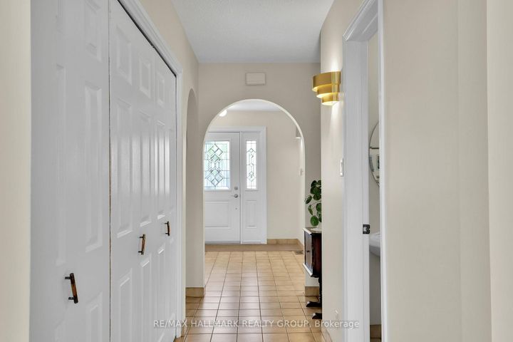 Photo 2 at 39 Biscayne Crescent, Nepean (Borden Farm/Stewart Farm/Carleton Heights/Parkwood Hills), Ottawa