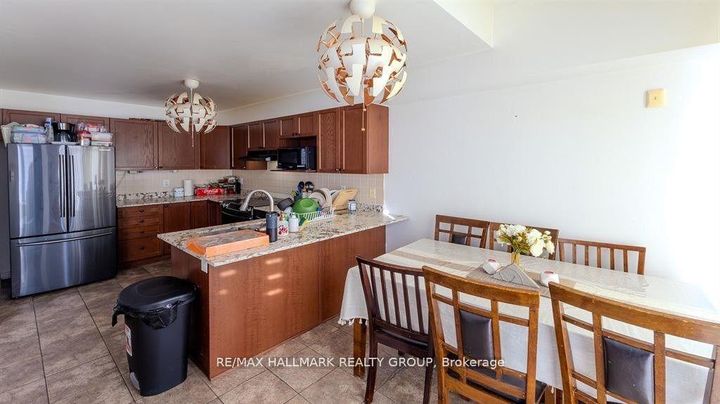 Photo 5 at 39 Chesapeake Crescent, Nepean (Cedargrove/Fraserdale), Ottawa