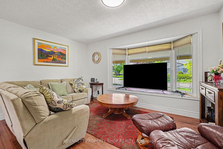 Photo 2 at 2736 Stone Crescent, Nepean (Redwood Park), Ottawa