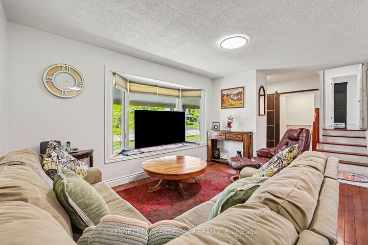 Photo 3 at 2736 Stone Crescent, Nepean (Redwood Park), Ottawa