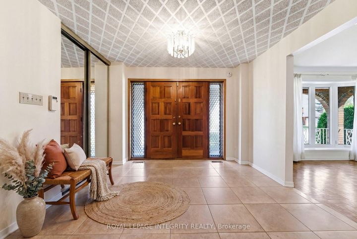 Photo 3 at 10 Parmalea Crescent, Nepean (Pineglen/Country Place), Ottawa