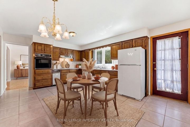 Photo 7 at 10 Parmalea Crescent, Nepean (Pineglen/Country Place), Ottawa