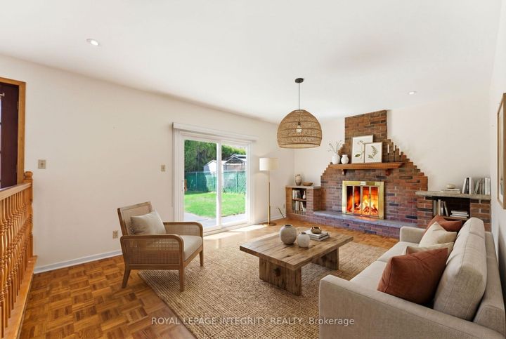 Photo 11 at 10 Parmalea Crescent, Nepean (Pineglen/Country Place), Ottawa