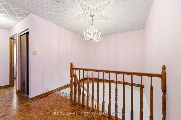 Photo 13 at 10 Parmalea Crescent, Nepean (Pineglen/Country Place), Ottawa