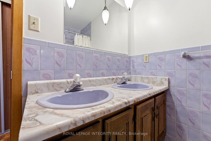 Photo 20 at 10 Parmalea Crescent, Nepean (Pineglen/Country Place), Ottawa