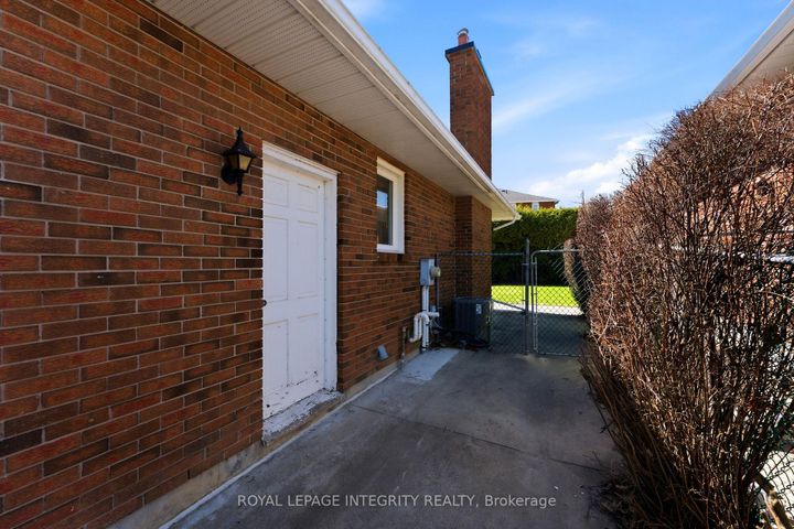 Photo 25 at 10 Parmalea Crescent, Nepean (Pineglen/Country Place), Ottawa