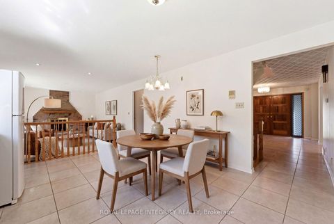 Photo 9 at 10 Parmalea Crescent, Nepean (Pineglen/Country Place), Ottawa