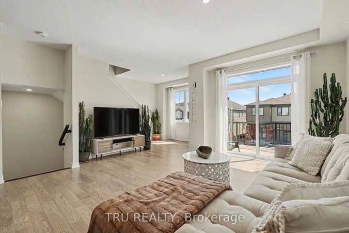 Photo 4 at 520 Rye Grass Way, Nepean (Half Moon Bay), Ottawa