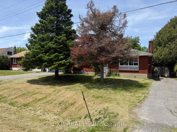 Photo 2 at 135 OAKRIDGE Boulevard, Nepean (Meadowlands/Crestview), Ottawa